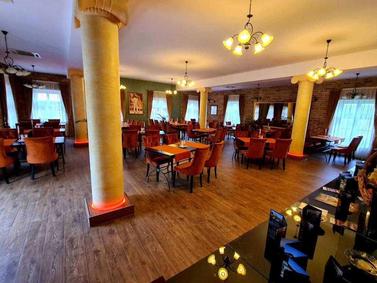 Hotel & Restoran Dvorac Gjalski 扎布 外观 照片